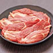 厚切り肩ロースは、脂身と赤身のバランスとジューシーな肉質が特徴。新鮮なラム肉ならではの味わいが口の中にふんわりと広がります。