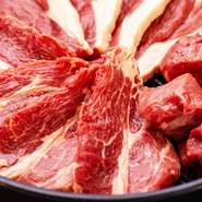 冷凍していないラム肉を仕入れることにこだわり、外国産のものは空輸しています。独特の臭みがないのは、鮮度が保たれているため。旨みを逃さず、素材のおいしさをダイレクトに味わえます。