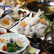 とらふぐの身、骨、皮など全てを食べられるように調理されたコース料理。鍋や唐揚げ、てっさを始め、〆の雑炊は絶品です。仕入れの際には、とらふぐの形や大きさにもこだわります。