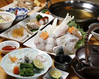 肉厚のとらふぐを、余すところなく食べられるように調理を行う『とらふぐコース』