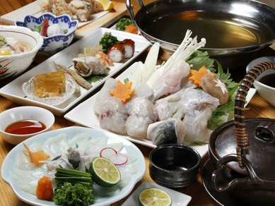 肉厚のとらふぐを、余すところなく食べられるように調理を行う『とらふぐコース』