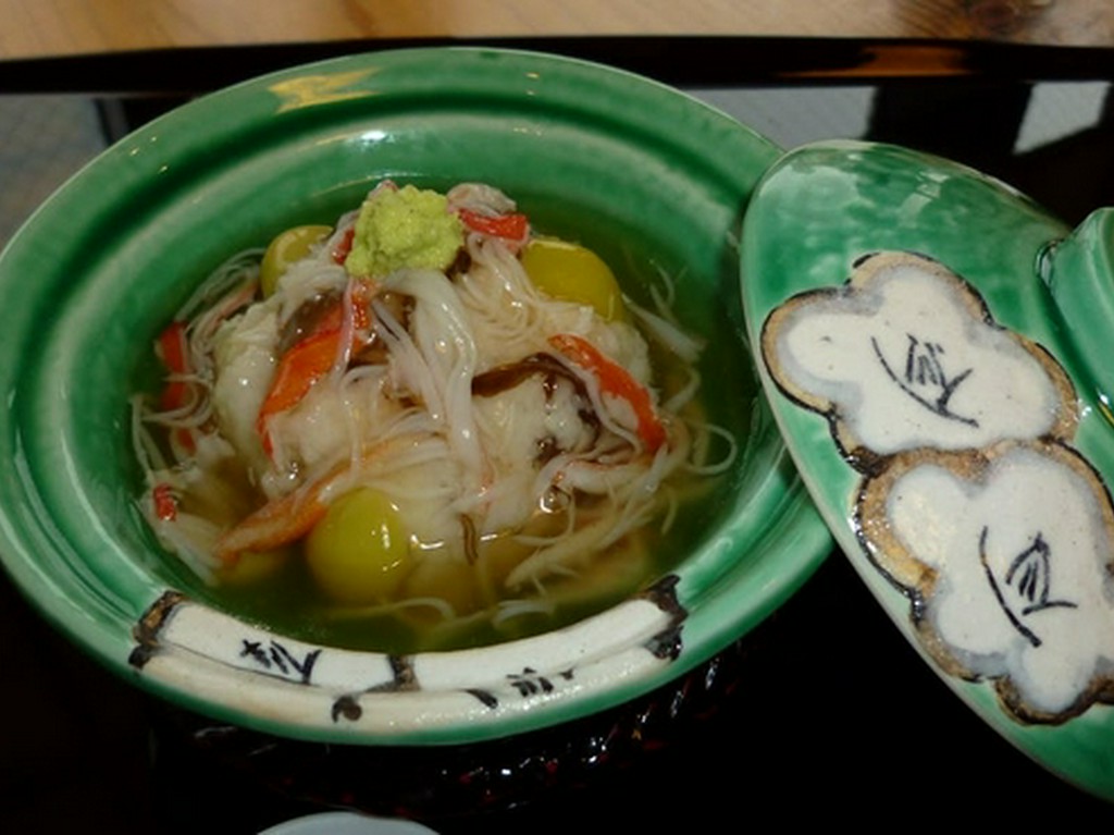 上質な甘鯛を、ほぐした蟹や銀杏の餡で包み込んだ優しい味わい『甘鯛のかぶら蒸し』