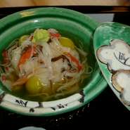 少しずつ満たされたお腹をいたわるように、ホッとするおいしさ。滑らかでスルリと食べやすい「蒸し物」です。
※コース料理の一例。食材・料理の内容は季節によって変わります。