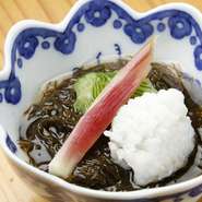 綺麗な海の中で自然に育った天然の「岩もずく」は、とろみや香りが違います。繊細な「岩もずく」は、だしをたっぷり使った土佐酢で堪能。太くて黒い「岩もずく」は、シャキシャキとした食感も楽しめます。