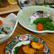 全国各地から直送される、旬のものや珍しい食材。秋田・田沢からの山菜や茸、新潟県からは天然の真鴨、京都からは鱧やスッポンなどが届けられ、料理人は顔をほころばせながらメニューを考えています。