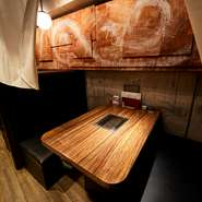 二人きりの時間を、スタッフの行き届いたサービスと細やかな配慮で花を添えます。オシャレで落ち着きのある空間が、デートをより一層特別なものへと変えてくれるでしょう。