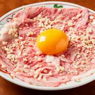 牛肉の中でも特においしいと言われている「サーロイン」。薄く且つ大判にスライスすることで、肉の風味と食感を楽しみつつつとろけていく感覚をも満たされます。まさに至福の逸品。