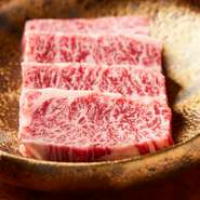 噛むたびに溢れ出してくる肉汁で、贅沢なおいしさを知ることができます。細かくサシが入っているのでジューシーさを感じつつも、後味はさっぱり。肉の余韻を楽しませてくれます。