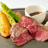 神戸牛のランプという赤身の部位をじっくり焼き上げた絶品ステーキ。赤ワインベースのソースが神戸牛のおいしさをより一層引き立ててくれます。オススメの焼き具合は、ミディアムレア。