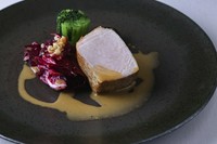 山形豚のロティ トレビスと胡桃のサラダ ノチェッロとロックフォールチーズのソース

※魚料理または肉料理をお選びいただきます