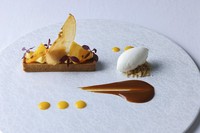 可愛らしい柿のタルトレット 林檎のセッシェと自家製ミルクジェラート
シードルを使ったキャラメルのソース