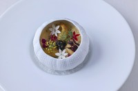 ズワイ蟹と軟白葱のフラン 雲丹とキャビア 昆布ジュレのアクセント