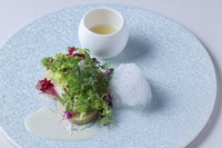 伊達鶏とデュクセル フォアグラのガランティーヌ
華やかなサラダ ロックフォールのソース
