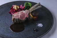 仔羊のロティ トレビスと胡桃のアクセント フランボワーズビネガーのソース