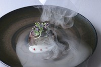 昆布〆した戻り鰹の軽い燻製 季節のフルーツマリネと江戸前ハーブ
ケフィアのコンディメント