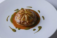 蝦夷鮑と白身魚のパイ包み焼き 肝のアクセント ソースアメリケーヌ