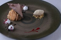 小笠原ラム香る和栗のモンブラン
カシスコンフィチュールのアクセント ナッツのジェラートを添えて