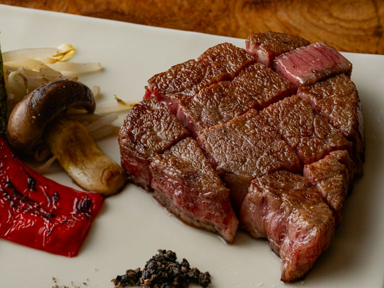 最高峰の食材を揃え、素材そのものを愉しむ鉄板焼きでもてなす