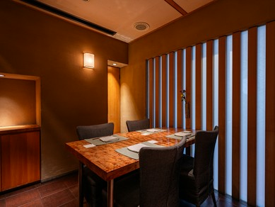 接待や会食、家族の集まり、お祝い事などに向く個室を完備