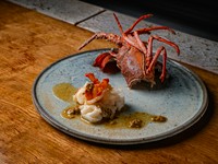 コース料理で大人気の一品。お刺身で食べても絶品の活伊勢海老をゲストの目の前で調理し、確かな技で素材のおいしさを丁寧に表現。上品な甘みと繊細な食感が素晴らしく、高級海鮮の妙味を思う存分楽しめます。
