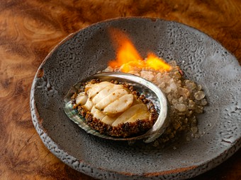 感動の柔らかさと深い旨みに驚く『国産天然活鮑の鉄板焼き』