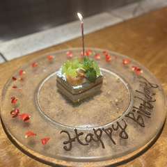 ケーキ、炎の演出、写真撮影がセットになったプラン