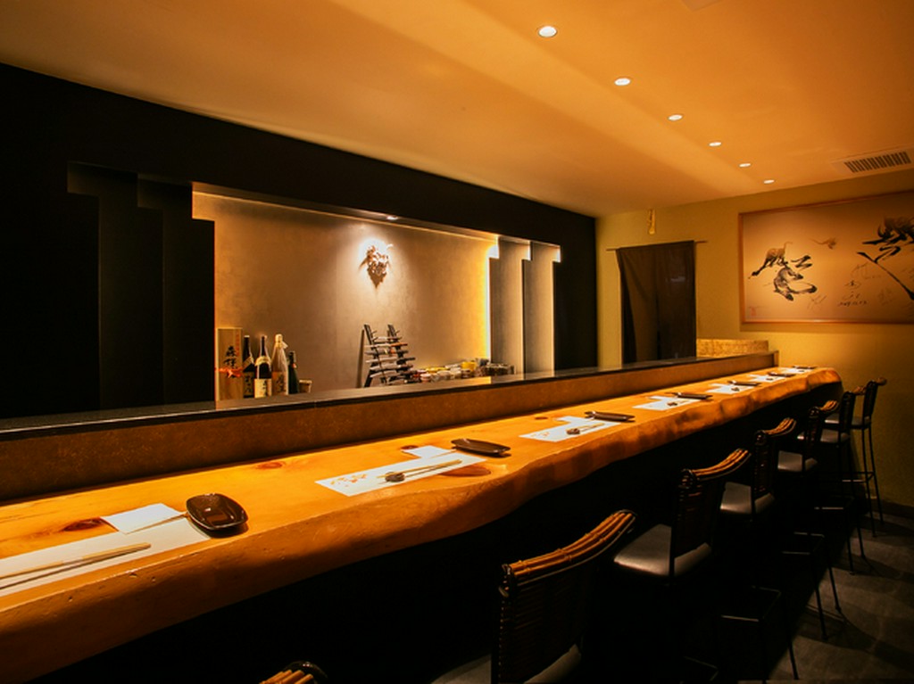 カウンター7席の静かな贅沢。上質な空間で満喫する大人の時間