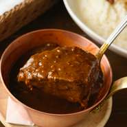 大人から子どもまで人気の『欧風カレー“黒毛和牛”』は、とろけるようなサシと肉質の柔らかさが魅力の黒毛和牛を使った一品。数十種類のスパイスを使用する、伝統のレシピでじっくりと煮込んでいます。