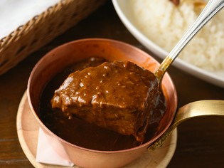 数十種類のスパイスを使用した『欧風カレー“黒毛和牛”』