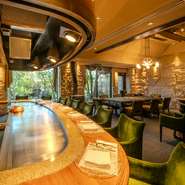 世界各地はもちろん国内からも揃えたワインが充実。肉中心のコースのほか、伊勢海老・オマール海老・タラバガニ・鮑など魚介のバリエーションも幅広く、国内外のゲストの心を満たします。