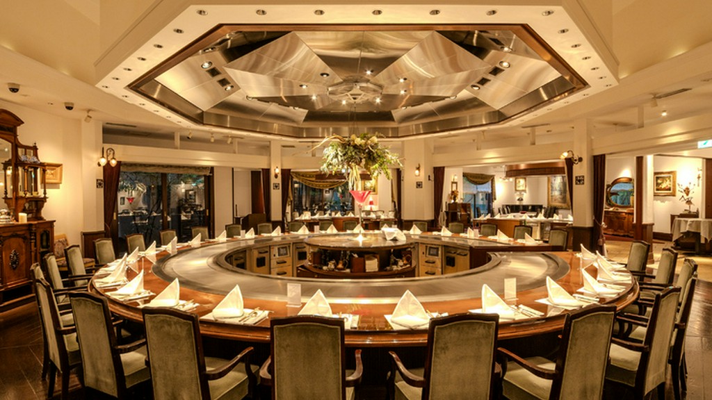 隣席を気にせず、水入らずの会食を満喫できる個室席