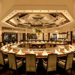 隣席を気にせず、水入らずの会食を満喫できる個室席