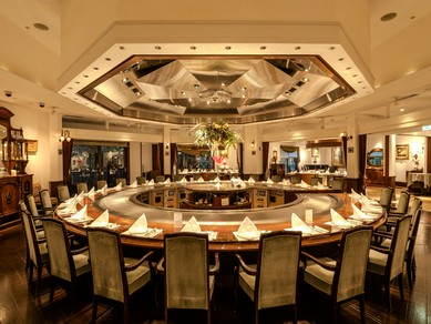 隣席を気にせず、水入らずの会食を満喫できる個室席