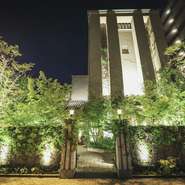 ヨーロッパの家庭で使われていたアンティークの調度品、食器はロイヤルコペンハーゲンなどを使用。1500坪の広大な敷地や食事をしながら眺められる庭園、さらに、待合室や別ラウンジも完備されています。