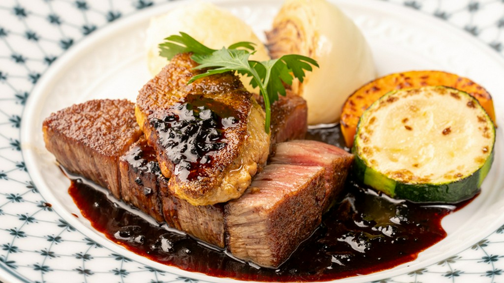 王道のフレンチを鉄板焼で完成させる『フォアグラとヒレステーキのロッシーニ』