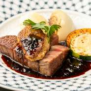 厳選されたヒレ肉と濃厚なフォアグラのソテーを組み合わせたシェフのスペシャリテです。香り高く仕上げた赤ワインのソースと、黒トリュフを添えた期間限定の逸品。コースのメイン料理にアップグレードが必要です。