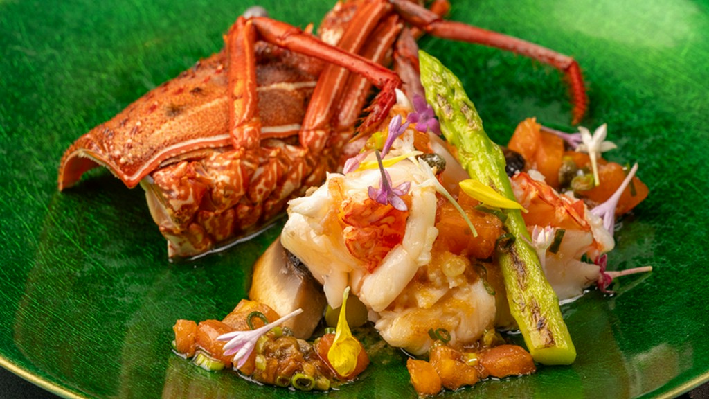 海老の香ばしさに食欲がそそられ、甘みのある身に心が躍る『伊勢海老のソテー』