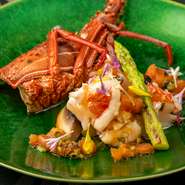 活きのよい伊勢海老を目の前で蒸しあげ、特製のバターソースでいただく贅沢な魚介料理です。プリッとした食感が抜群。紅白の彩りも良く、お祝いの席にふさわしい豪華な一皿です。