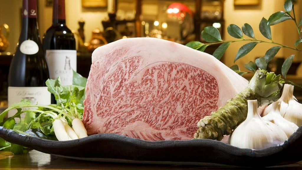 肉質に優れた黒毛和牛や、季節感のある四季折々の野菜