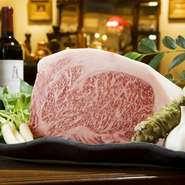 肉の状態や霜降りの入り具合にこだわり、肉塊を買い付けします。海鮮食材は水槽で管理。活きの良い状態で調理し、演出にもこだわっています。旬の野菜は、空輸や近郊農園に出向き生産者の声を聴いて入手。