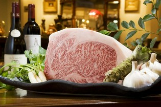 肉質に優れた黒毛和牛や、季節感のある四季折々の野菜