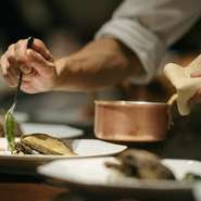 目の前で調理するので、料理ができる様子を楽しんで貰いたいと話す柳原氏。焼き方のコツやドレッシングのレシピをゲストに伝えたこともあるそうです。