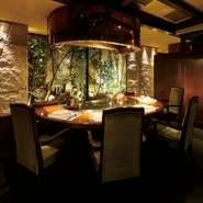 1500坪の広大な敷地に広がる上質な空間で、アンティークの調度品に囲まれながら、庭の美しい景色を眺めて過ごす特別な時間。鉄板焼のパフォーマンスを目の前で楽しみながら、心身ともに満たされます。