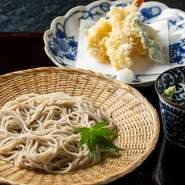 コースの締めくくりに提供される蕎麦が特にオススメ。コースによって、二八蕎麦と十割蕎麦のどちらかを選べます。毎日、お店で蕎麦職人が手打ちする蕎麦は、香りと食感が格別です。