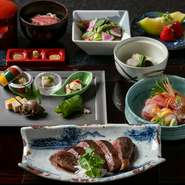 季節ごとの旬の食材をふんだんに取り入れた日本料理がお店の自慢。豊洲から仕入れた新鮮な魚介類が惜しげもなく使用されており、四季折々の味覚を堪能できます。
