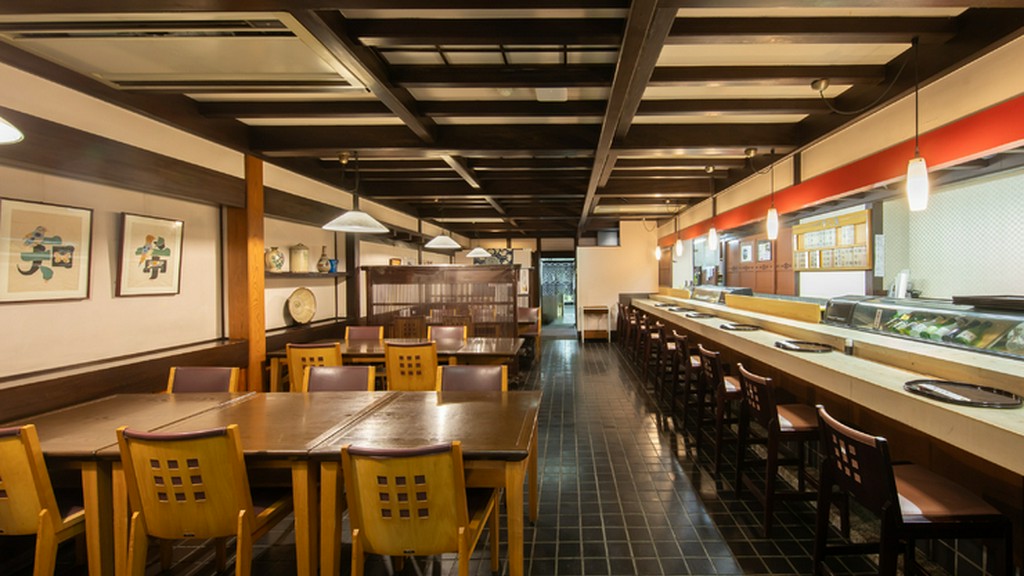 昭和の趣きを感じさせる店内は多くのシーンに対応可