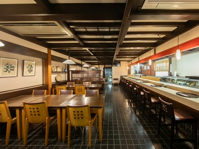 昭和の趣きを感じさせる店内は多くのシーンに対応可