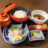 新鮮な鯛の刺身をホカホカのご飯と特製だし・卵と楽しむ『鯛めし膳』、素材をシンプルに活かした刺身・にぎり寿司、季節の食材を取り入れた月替わりの料理など多彩な料理を用意。幅広い世代に親しまれています。