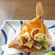 瀬戸内や宇和海の魚介を中心に、愛媛ならではの食材を厳選。素材の魅力を丁寧に引き出した料理に加えて、酒も愛媛の地酒など食事に自然と寄り添う味わいの酒を取り揃えています。