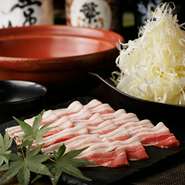 鹿児島産の厳選した豚肉を【水魚】自慢の出汁で葱と一緒にお召し上がりください。